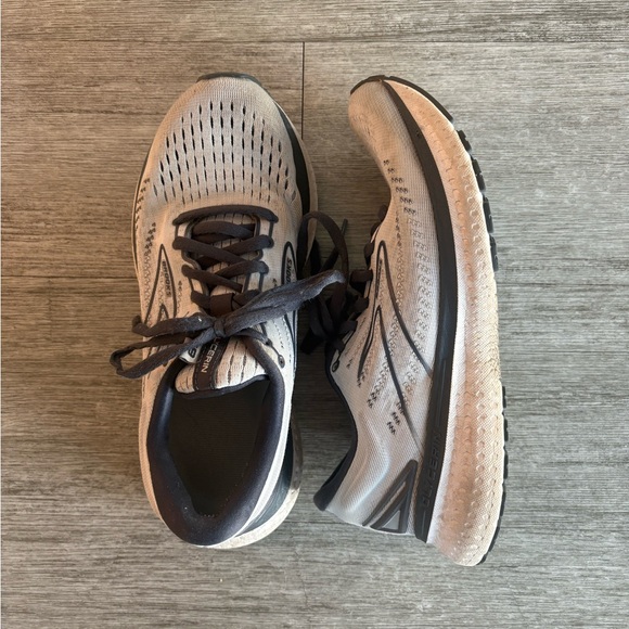 Brooks Women’s 7.5 Tennis Shoes - Picture 5 of 10